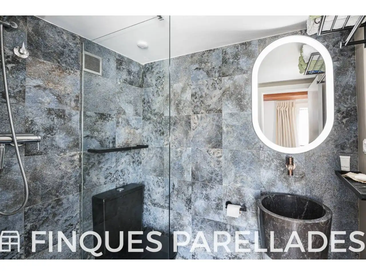 Badezimmer von Dachboden zum Verkauf in Sitges mit Klimaanlage, Heizung und Terrasse