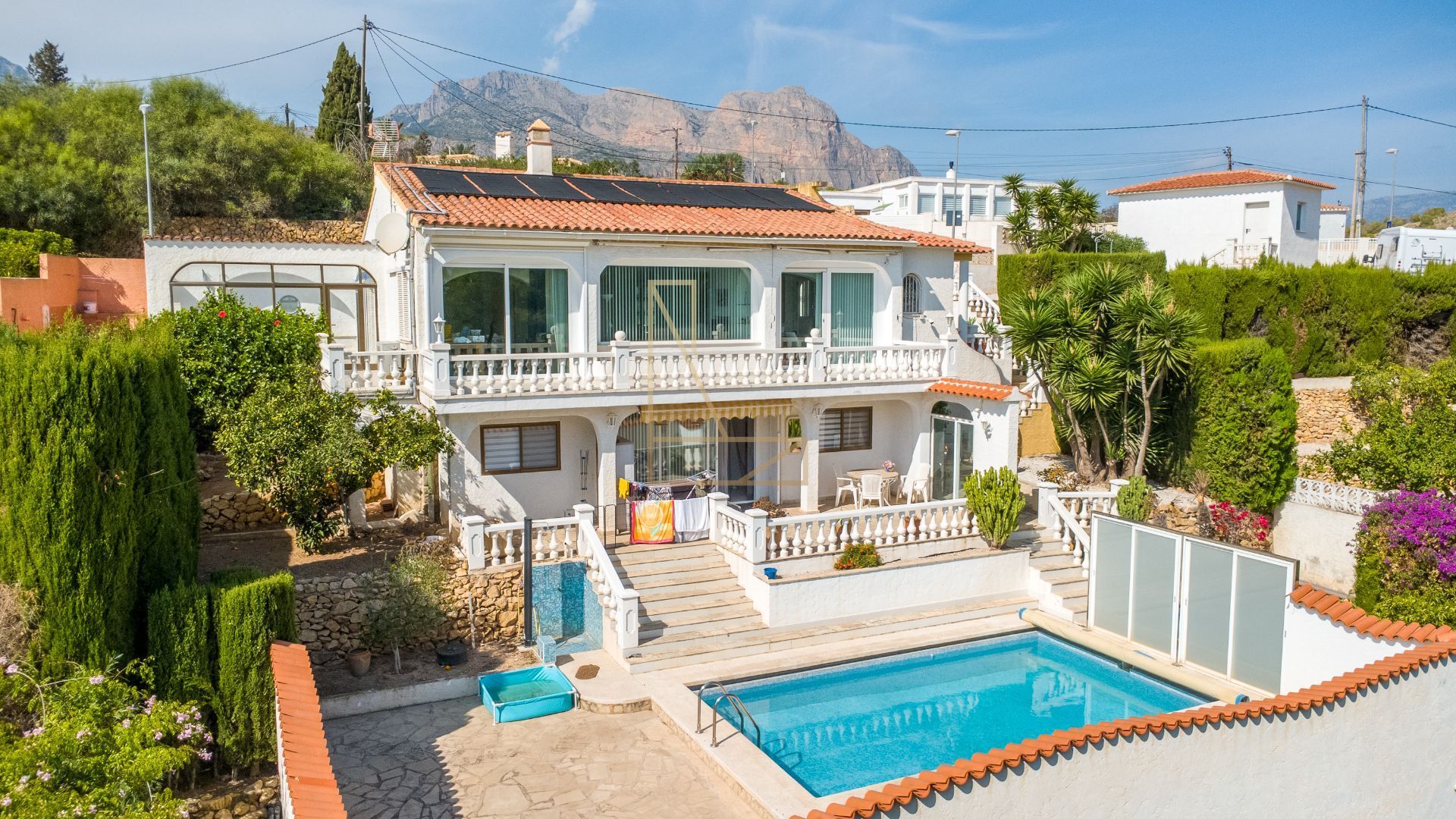 Vista exterior de Casa o xalet en venda en La Nucia amb Aire condicionat, Calefacció i Jardí privat