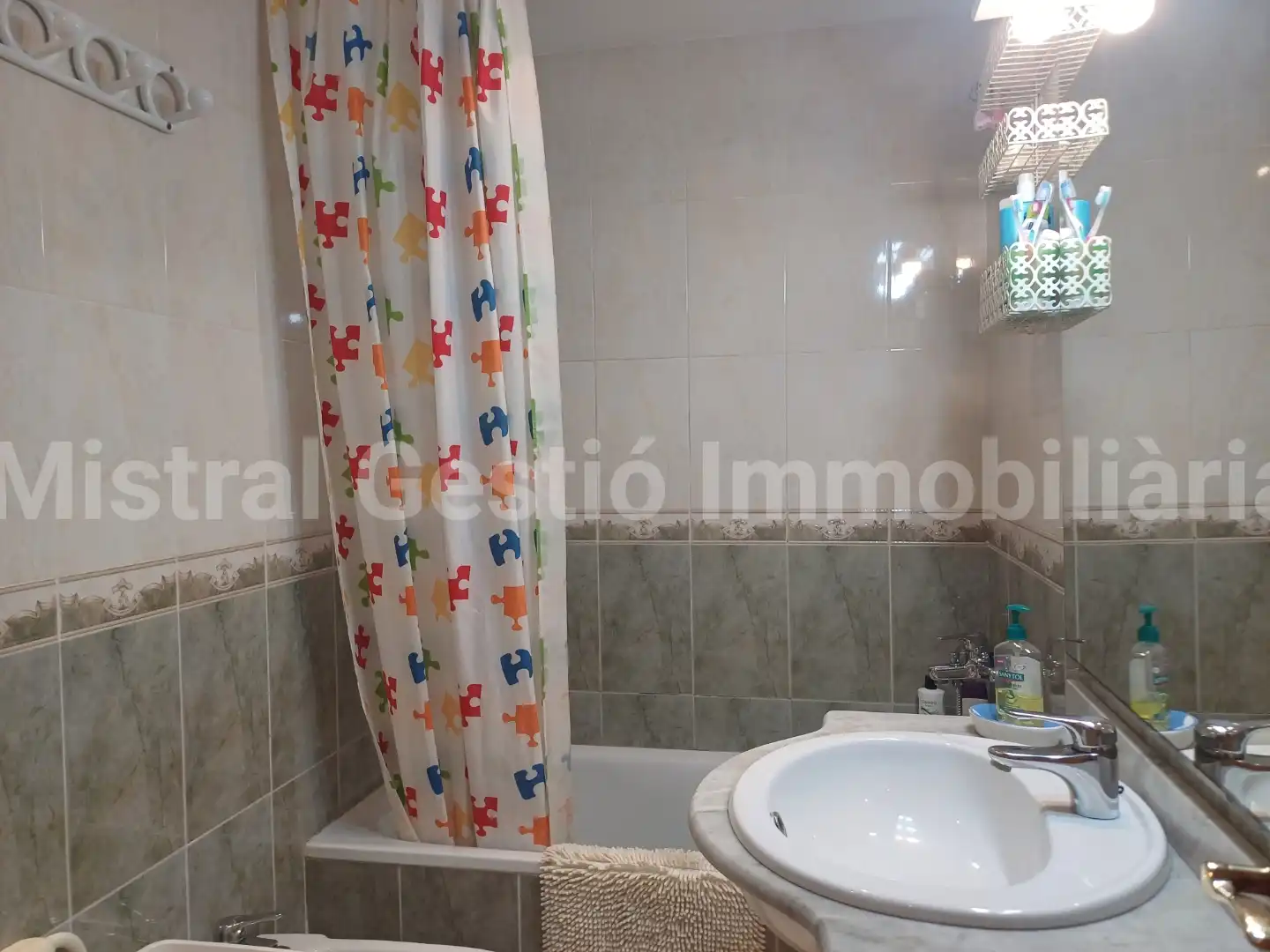 Badezimmer von Dachboden zum Verkauf in Calafell mit Klimaanlage, Terrasse und Möbliert