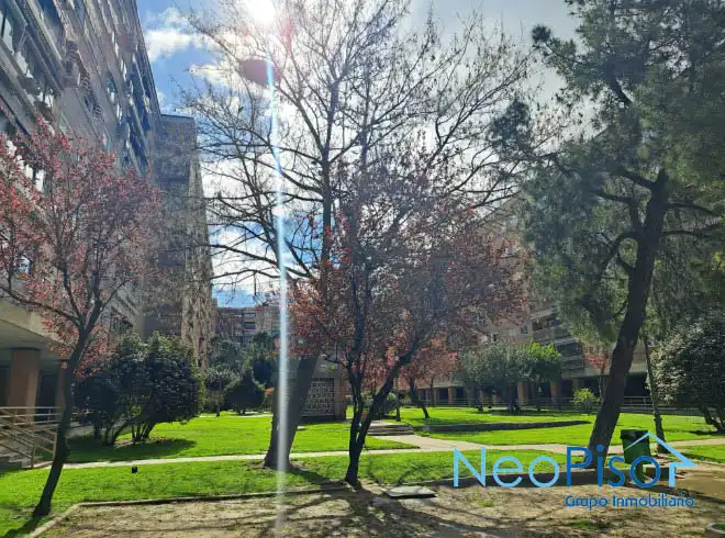 Vista exterior de Pis en venda en Alcorcón amb Jardí privat, Terrassa i Piscina
