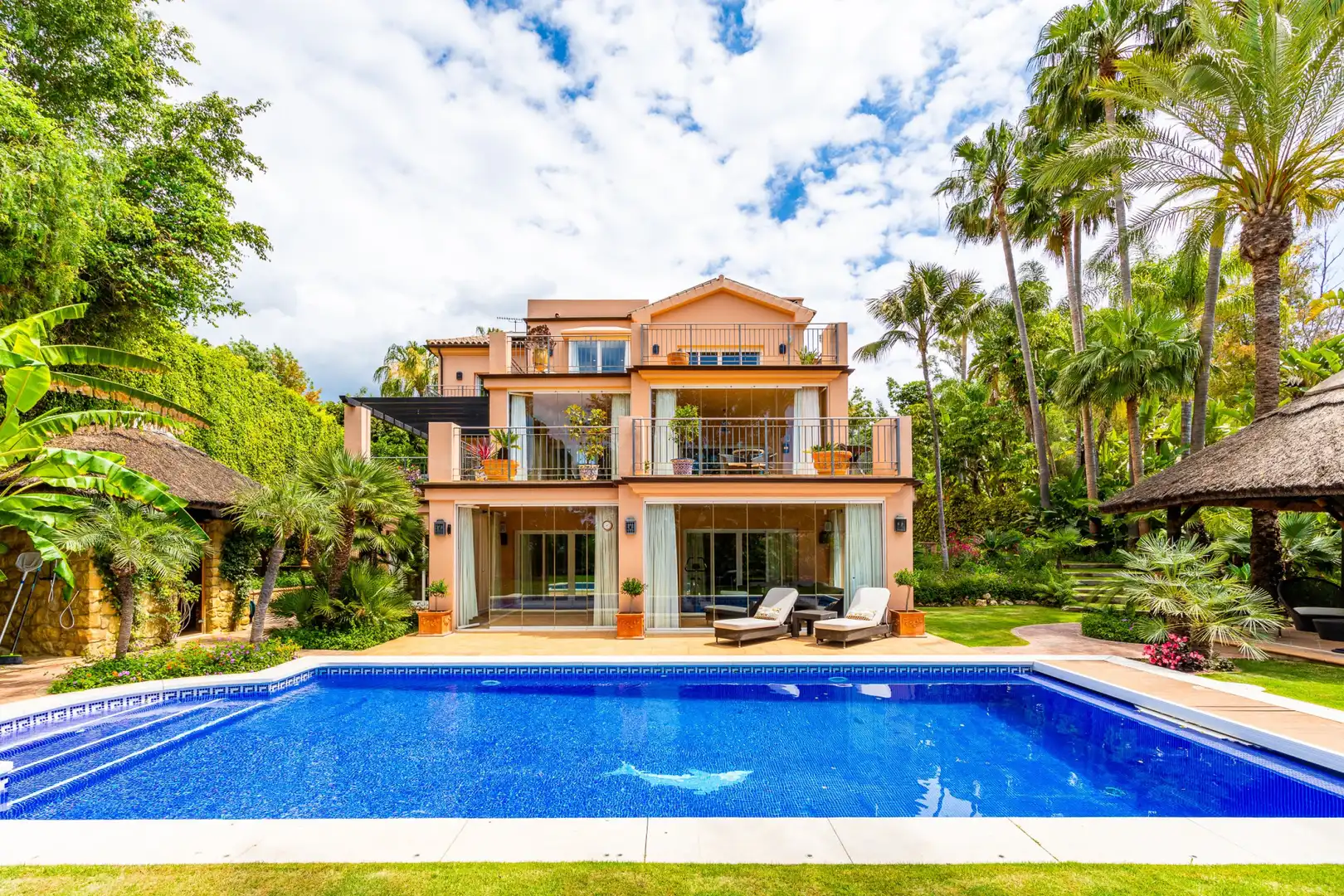 Vista exterior de Casa o xalet en venda en Marbella amb Aire condicionat, Jardí privat i Terrassa
