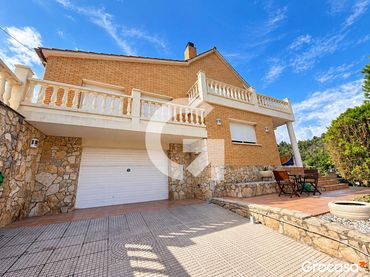 Casa con balcone in vendita a CL VALLIRANA