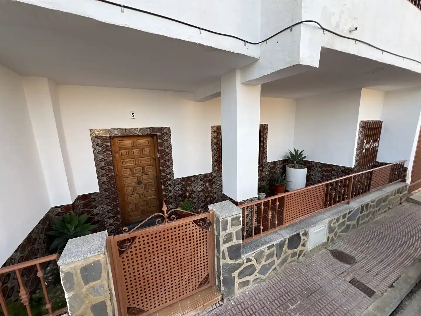 Vista exterior de Casa adosada en venda en Guadix amb Traster i Balcó
