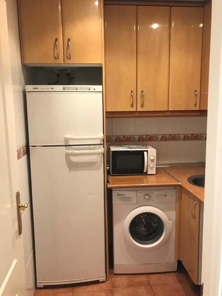 Cuina de Apartament de lloguer en Madrid amb Aire condicionat, Forn i Rentadora