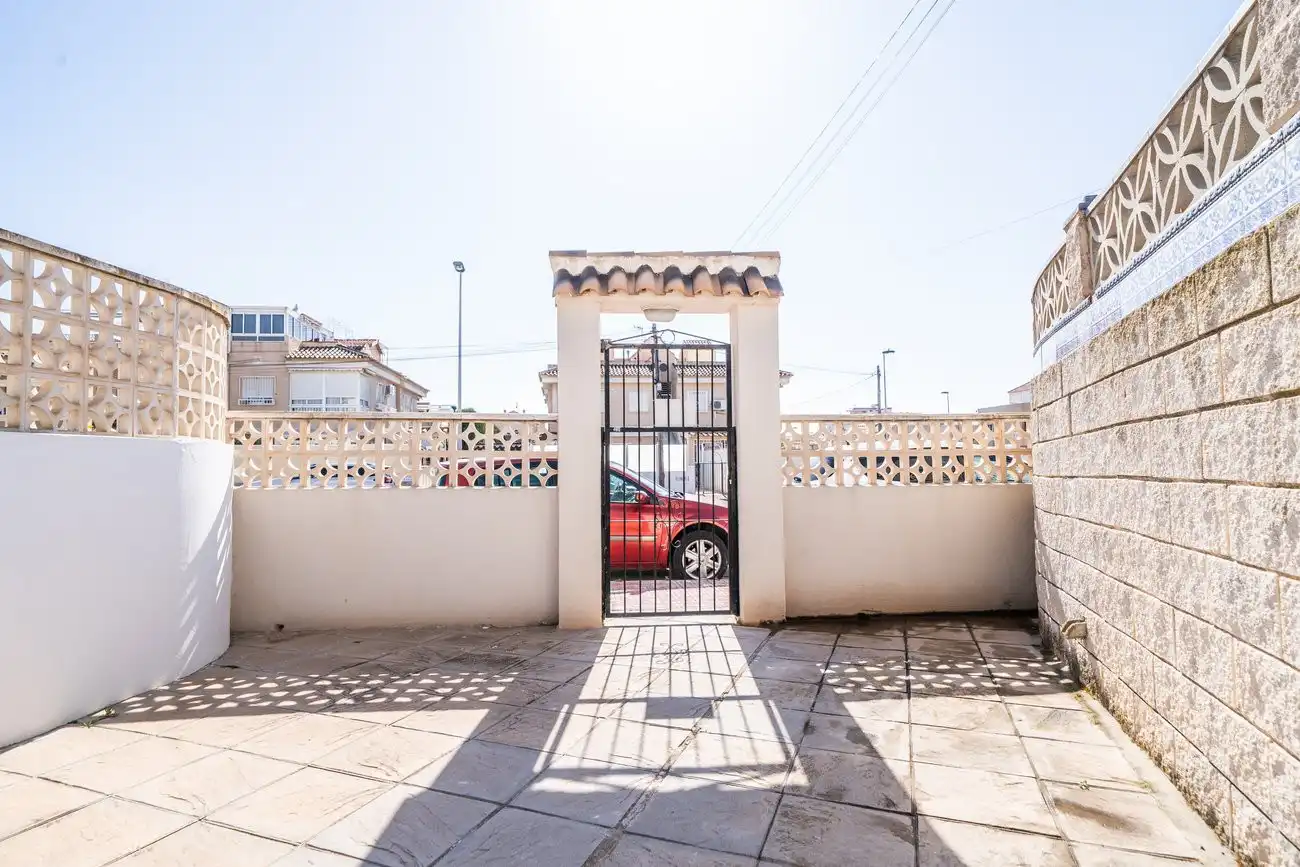 Vista exterior de Apartamento en venta en Torrevieja con Aire acondicionado, Piscina y Amueblado