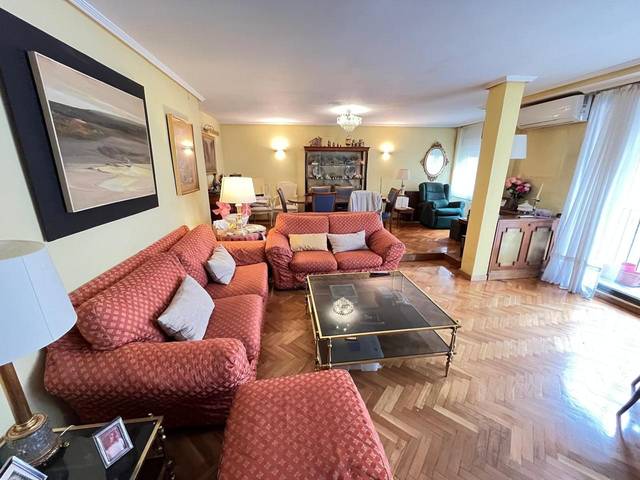 Piso en Venta en De Francisco De Vitoria en Paseo Constitución - Las Damas