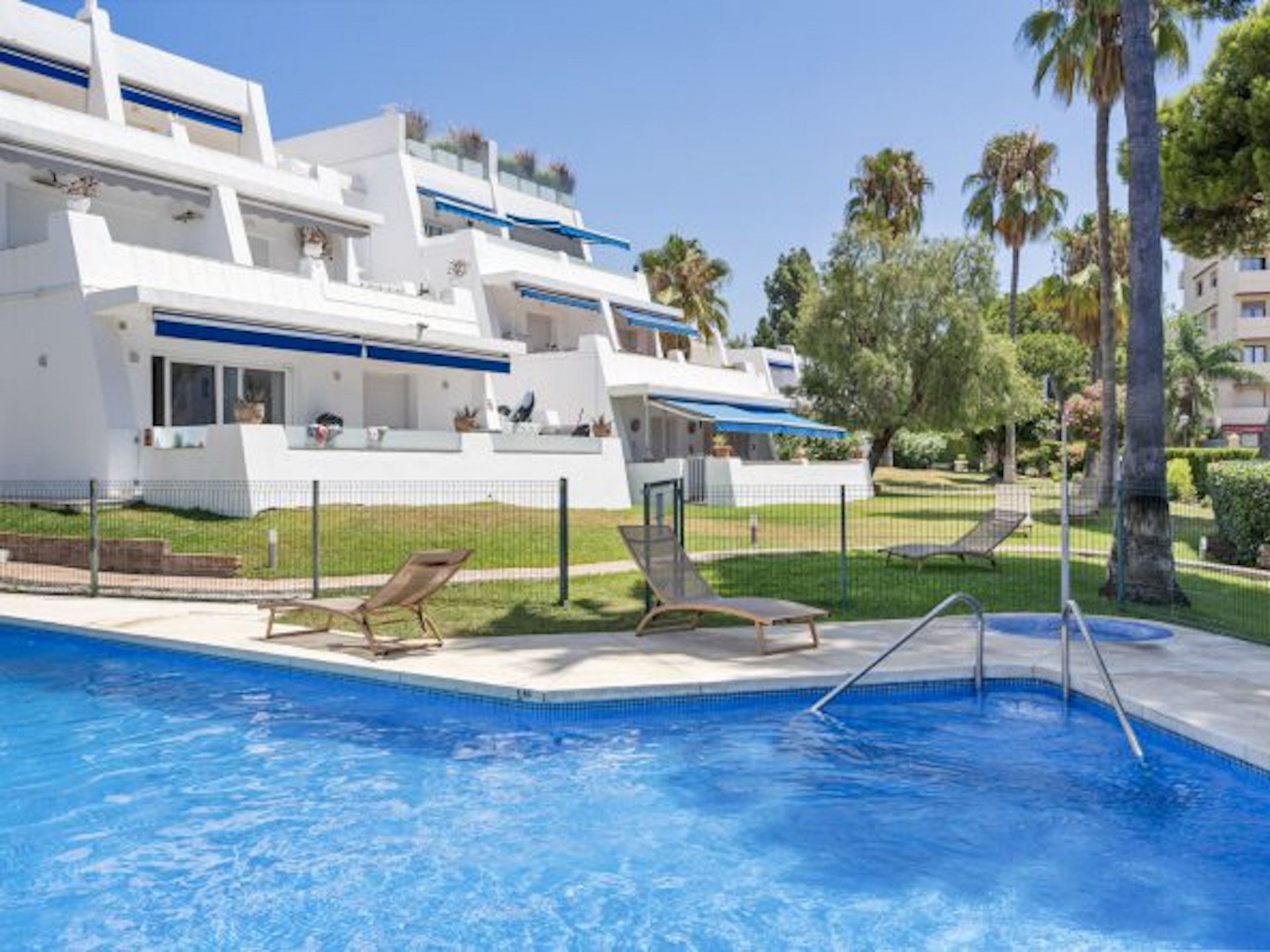 Vista exterior de Planta baixa en venda en Marbella amb Terrassa, Traster i Piscina