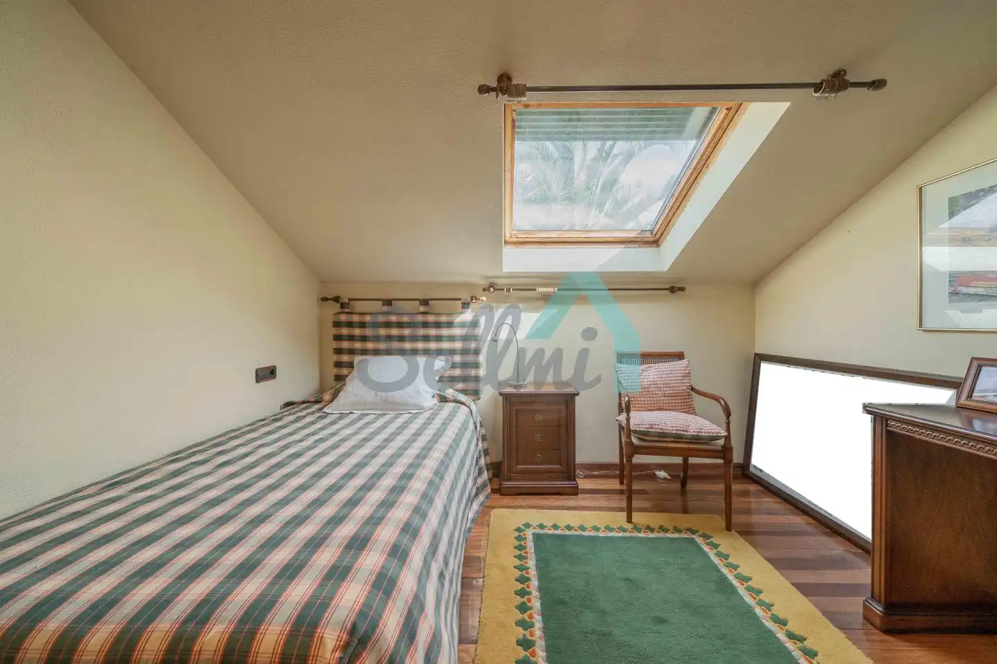Dormitori de Casa o xalet en venda en Oviedo  amb Calefacció, Jardí privat i Parquet