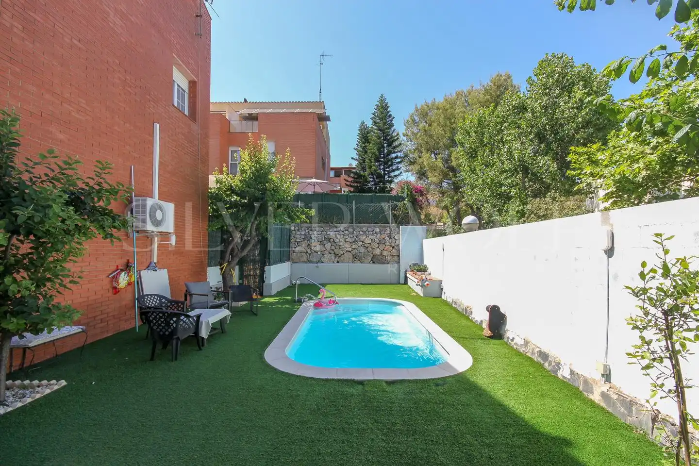 Schwimmbecken von Einfamilien-Reihenhaus zum Verkauf in Viladecans mit Heizung, Privatgarten und Terrasse