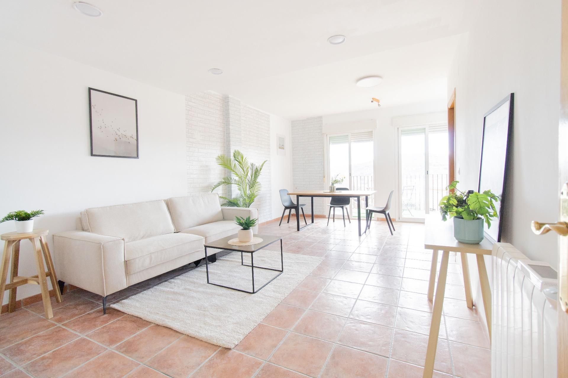 Sala d'estar de Casa adosada en venda en Viver amb Terrassa, Traster i Balcó