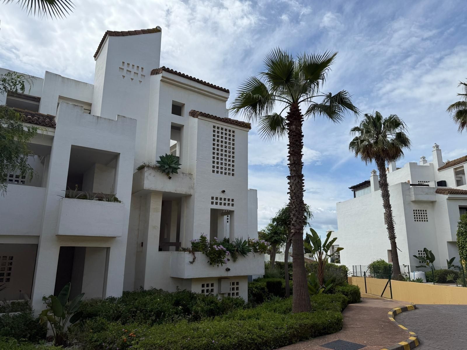 Vista exterior de Apartament en venda en La Alcaidesa amb Aire condicionat, Terrassa i Balcó