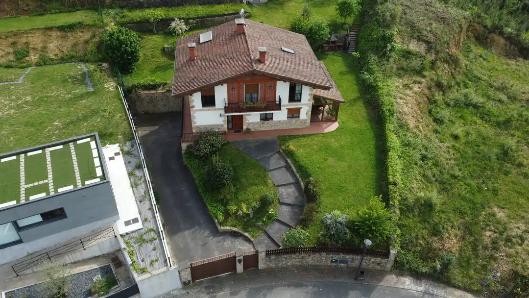 Vista exterior de Casa o xalet en venda en Ermua amb Calefacció, Jardí privat i Terrassa