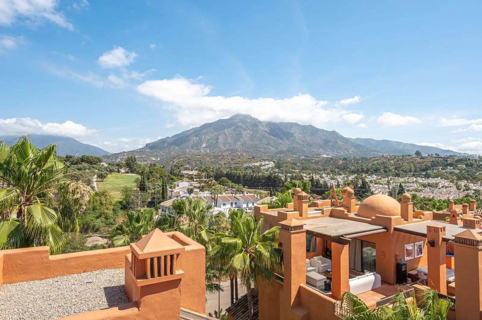 Vista exterior de Ático en venta en Marbella con Terraza, Trastero y Piscina comunitaria