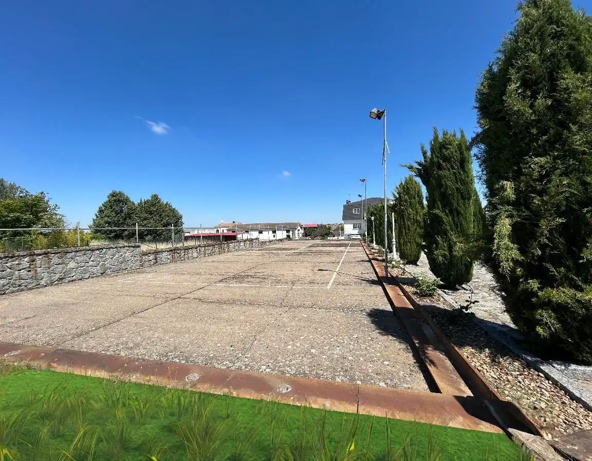 Aparcament de Casa o xalet en venda en San Cristóbal de Segovia amb Calefacció, Jardí privat i Terrassa