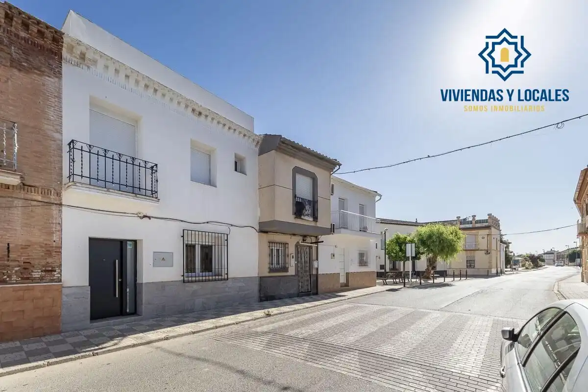 Vista exterior de Casa adosada en venda en Chauchina amb Terrassa i Balcó