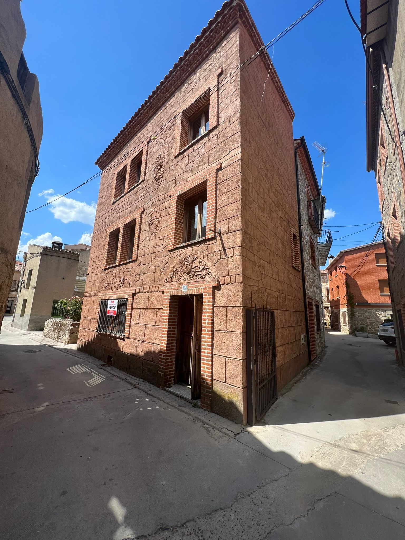 Vista exterior de Casa adosada en venda en Navaluenga amb Calefacció, Terrassa i Traster