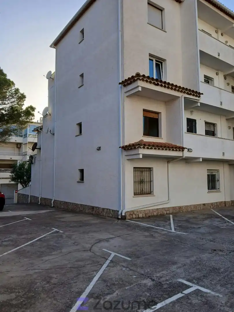 Vista exterior de Pis de lloguer en L'Escala amb Calefacció, Terrassa i Moblat