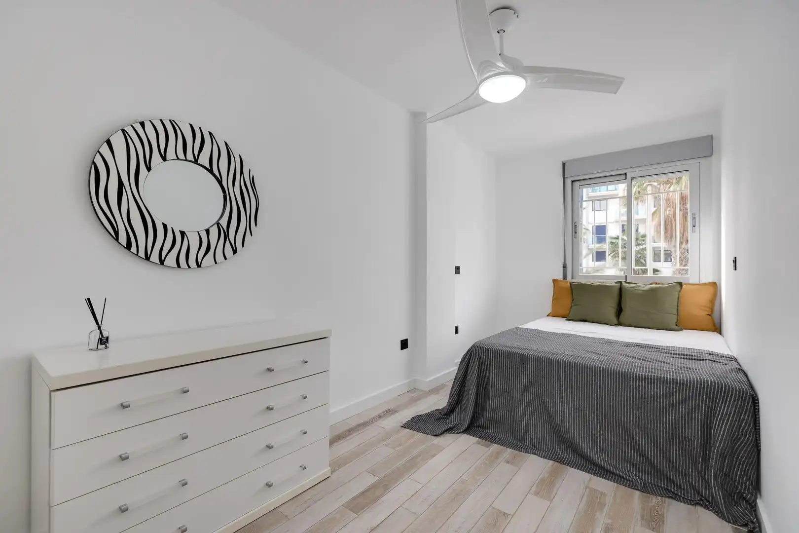 Dormitori de Apartament en venda en Torrevieja amb Terrassa, Traster i Piscina comunitària