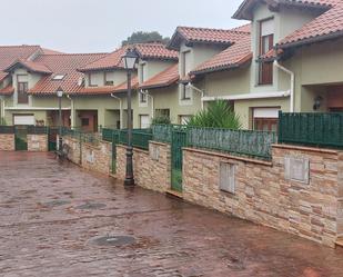 Vista exterior de Casa adosada en venda en Torrelavega  amb Calefacció i Jardí privat