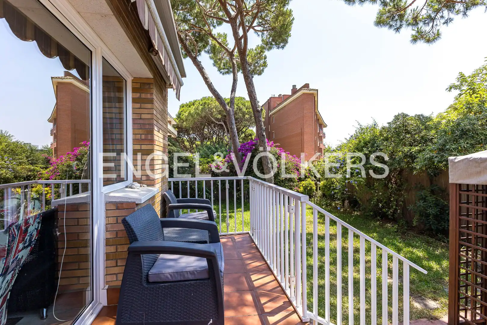 Terrasse von Einfamilien-Reihenhaus zur Miete in Castelldefels mit Klimaanlage, Heizung und Privatgarten