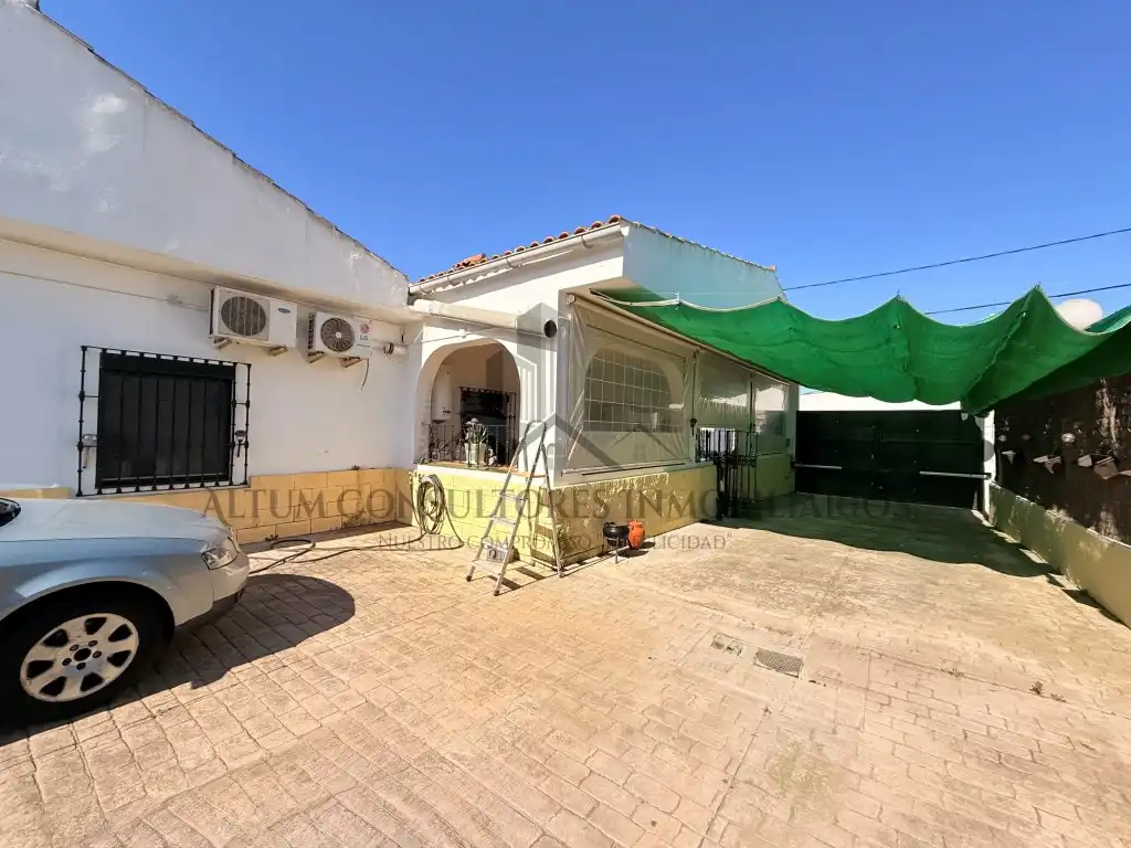 Vista exterior de Casa o xalet en venda en Alcalá de Guadaira