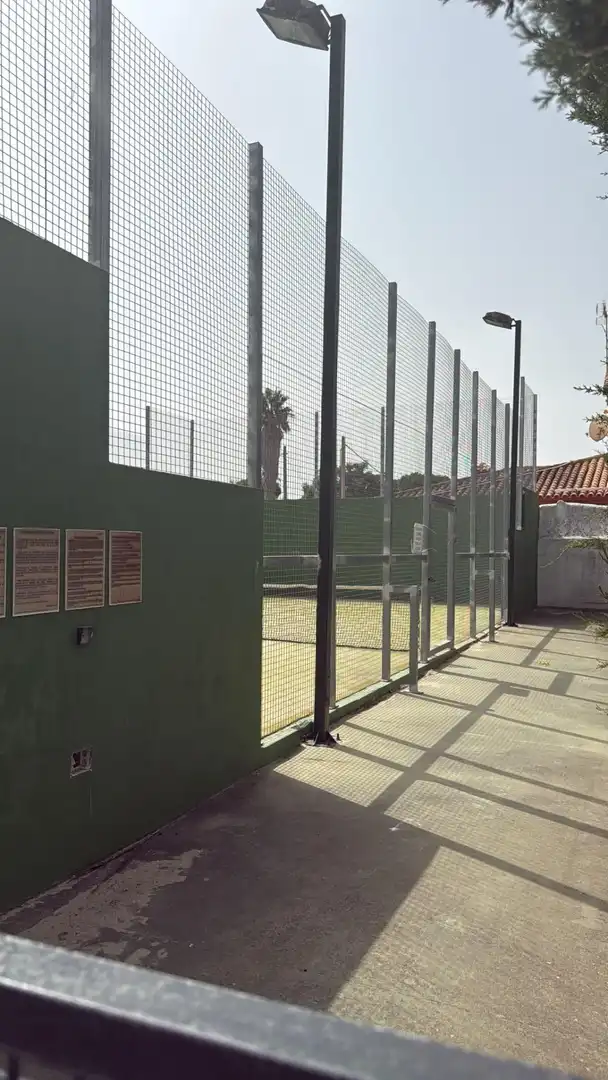 Vista exterior de Casa adosada en venta en Chiclana de la Frontera con Jardín privado, Terraza y Balcón