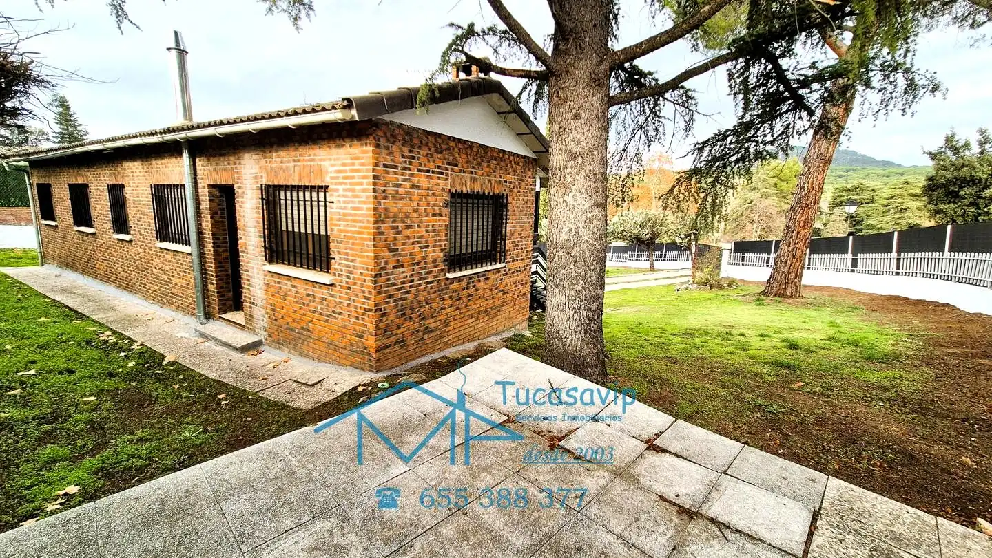 Vista exterior de Casa o xalet en venda en Pelayos de la Presa amb Calefacció, Jardí privat i Piscina comunitària