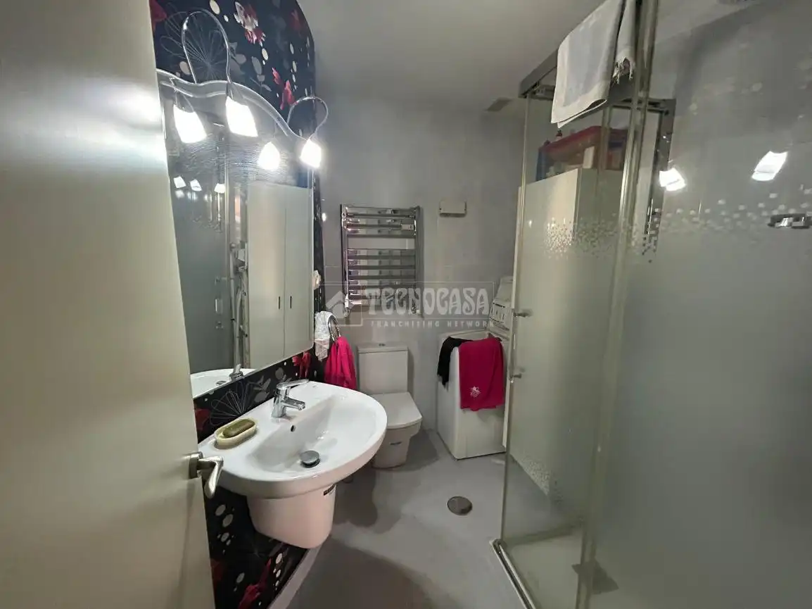 Bathroom of Flat for sale in Madrid  with Heating and Community pool