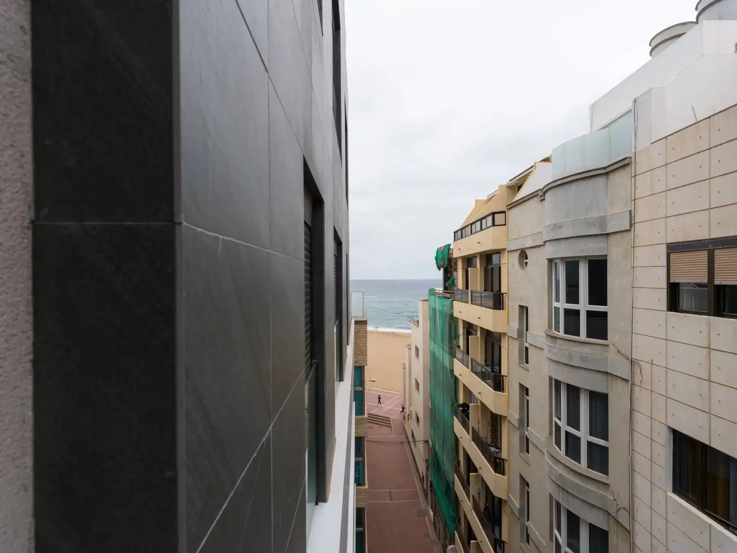 Vista exterior de Estudi en venda en Las Palmas de Gran Canaria amb Terrassa, Moblat i Balcó