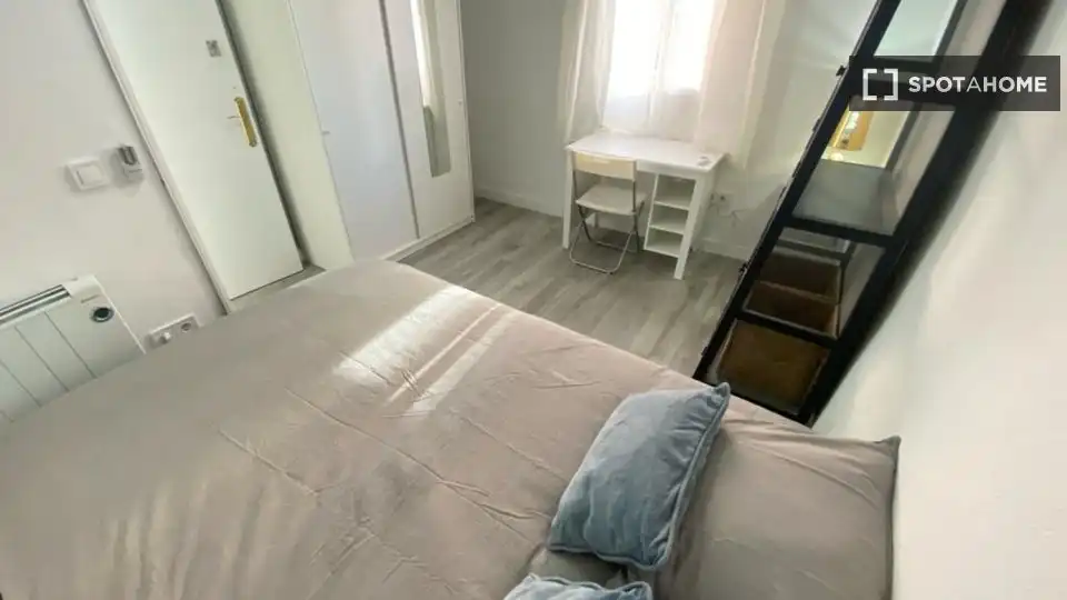 Bedroom of Flat for share in Madrid  with Air Conditioner, Terrace and Furnished