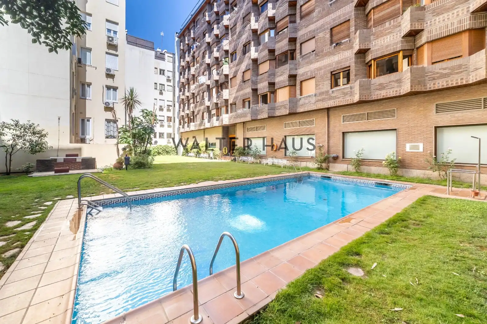 Piscina de Pis en venda en Madrid amb Aire condicionat, Calefacció i Moblat