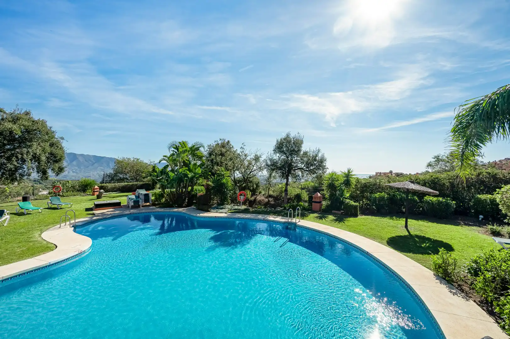 Schwimmbecken von Wohnungen zum Verkauf in Ojén mit Klimaanlage, Heizung und Terrasse