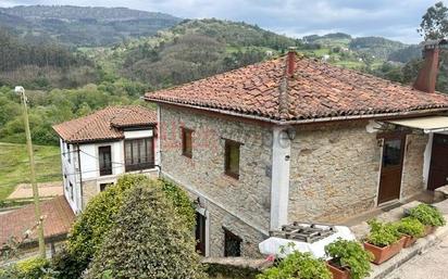 Vista exterior de Casa o xalet en venda en Pravia amb Jardí privat, Terrassa i Traster