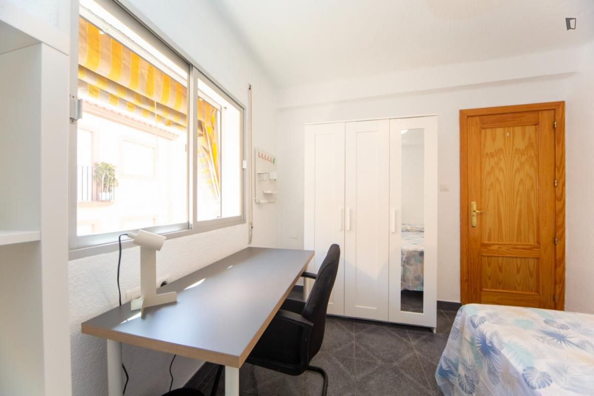 Dormitori de Apartament per a compartir en  Granada Capital amb Aire condicionat, Moblat i Forn