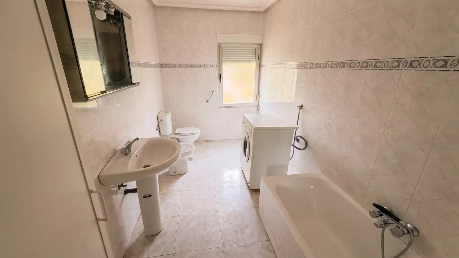 Bathroom of Country homes for sale in Matallana de Torío  with Private garden, Storage room and Furnished