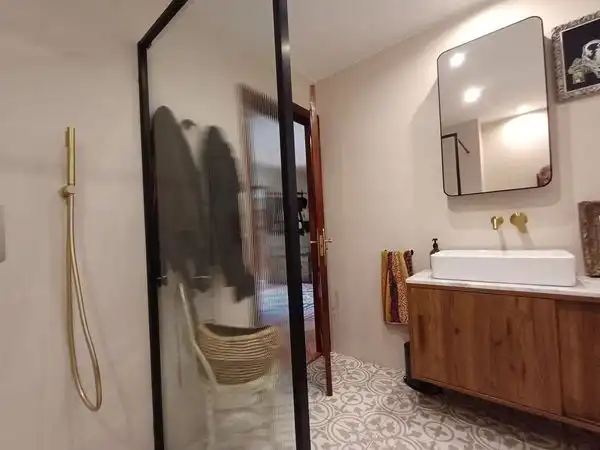 Bany de Casa o xalet en venda en Vigo  amb Calefacció, Jardí privat i Parquet