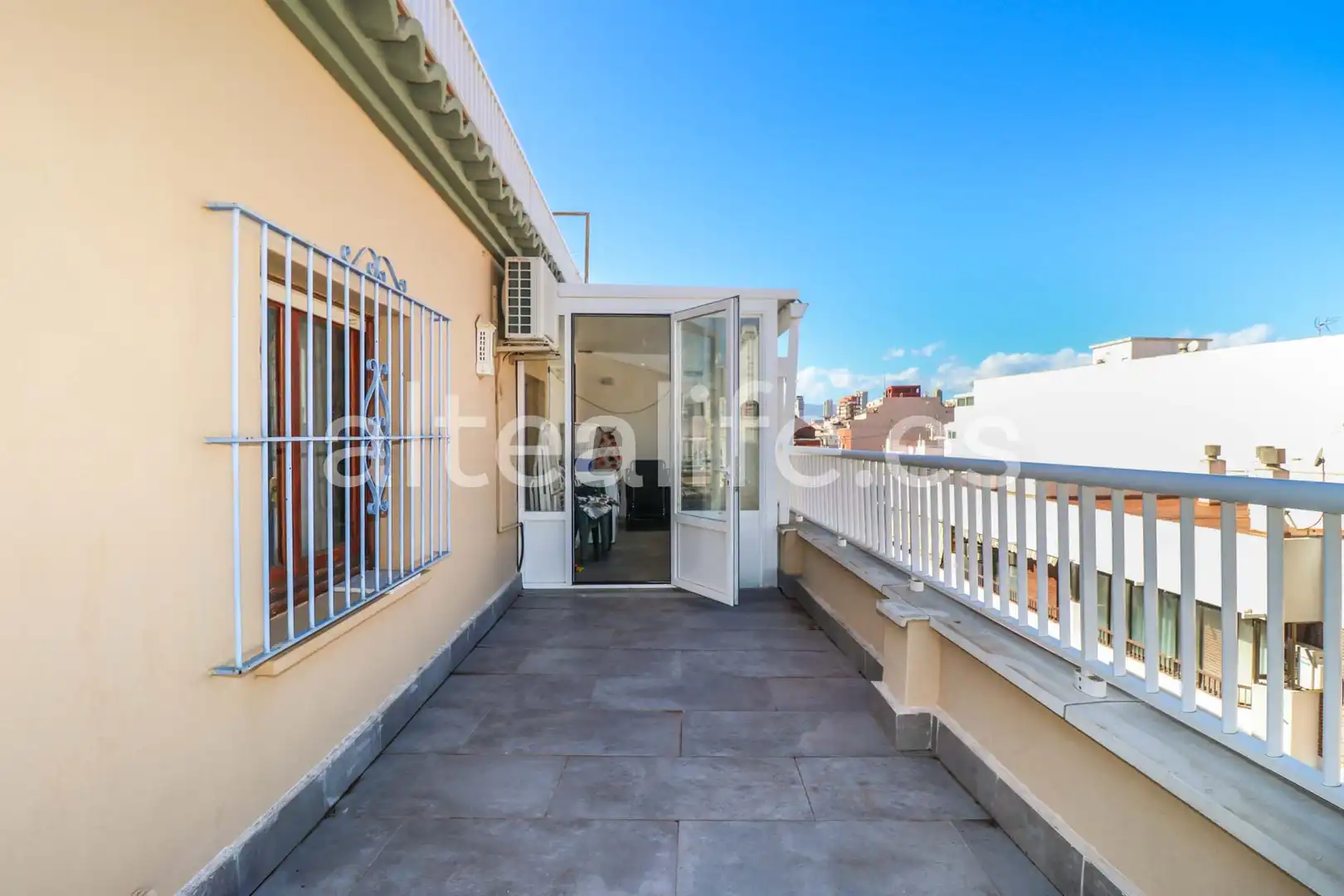 Außenansicht von Dachboden zum Verkauf in Benidorm mit Klimaanlage und Terrasse