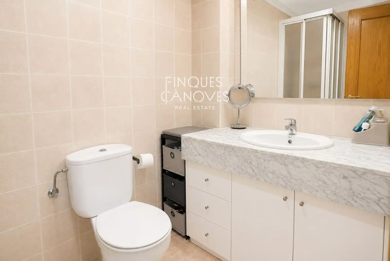 Badezimmer von Einfamilien-Reihenhaus zum Verkauf in Salt mit Heizung, Terrasse und Abstellraum