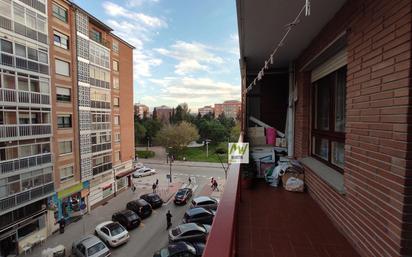 Vista exterior de Pis en venda en Burgos Capital amb Terrassa i Balcó