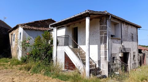 Casa de piedra y gran terreno