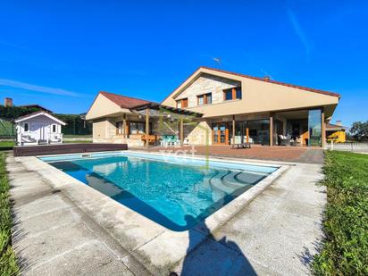 Jardí de Casa o xalet en venda en Siero amb Calefacció, Terrassa i Piscina