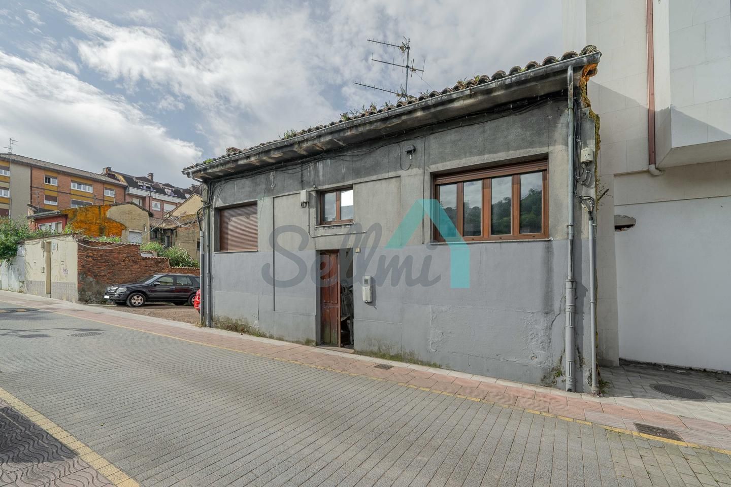 Vista exterior de Casa adosada en venda en Langreo amb Jardí privat