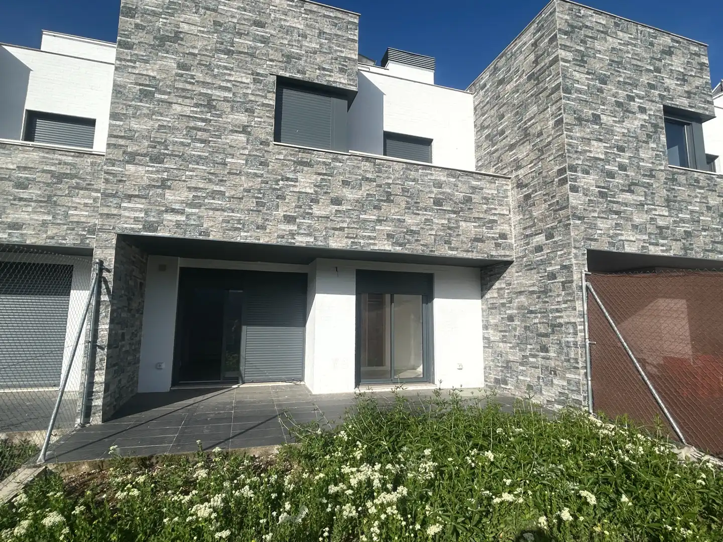 Außenansicht von Einfamilien-Reihenhaus zum Verkauf in Arroyo de la Encomienda mit Heizung, Terrasse und Abstellraum