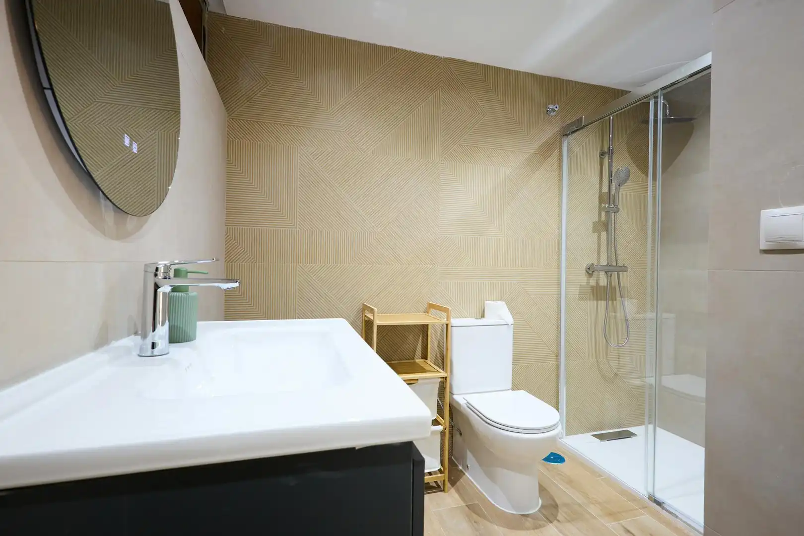 Bathroom of Flat for rent in Valencia  with Air Conditioner, Heating and Furnished