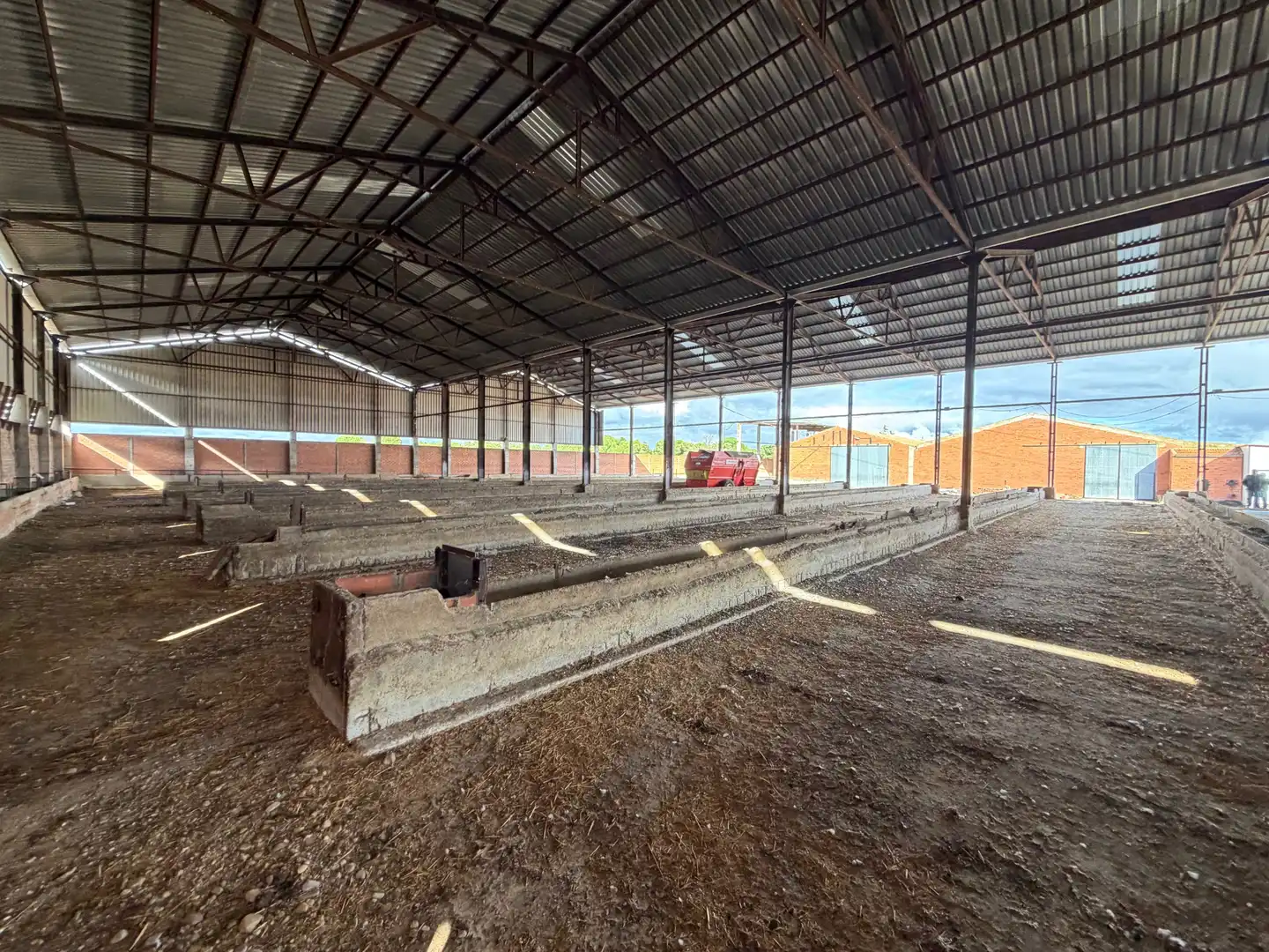 Vista exterior de Nau industrial en venda en Hornillos de Eresma amb Calefacció