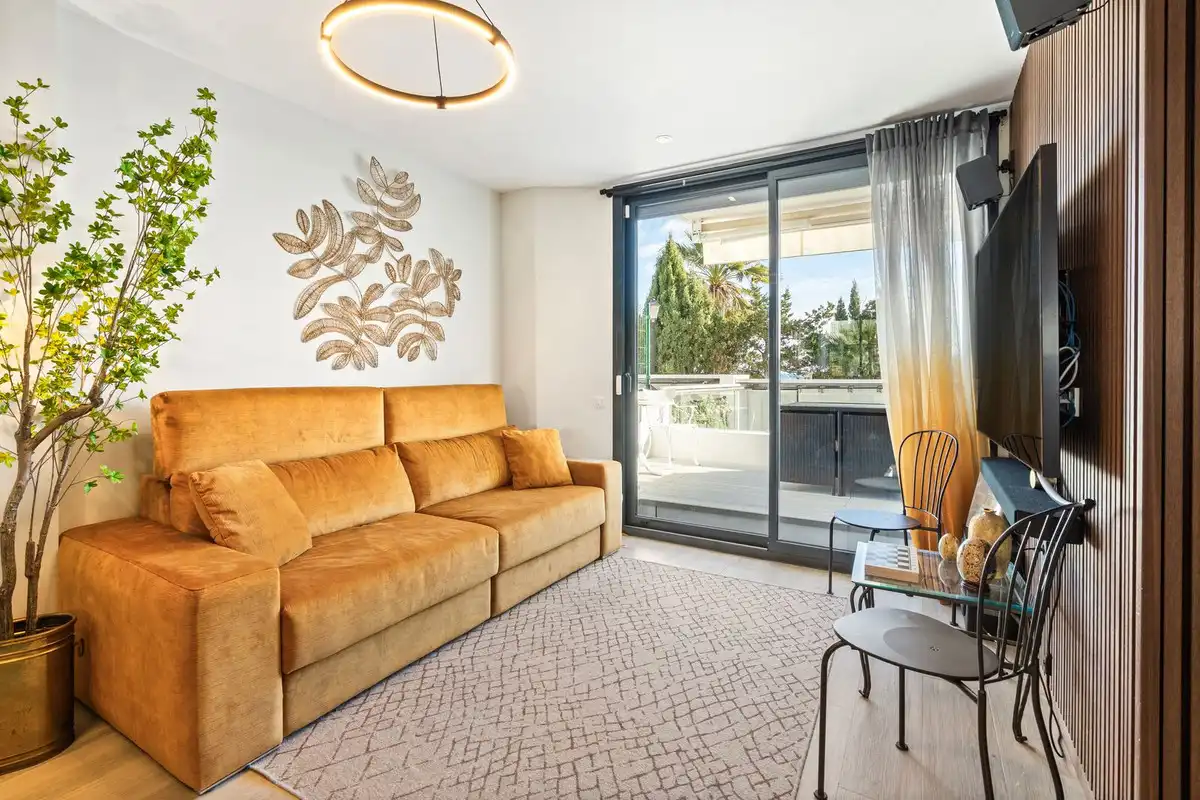Wohnzimmer von Einfamilien-Reihenhaus zum Verkauf in Fuengirola mit Klimaanlage, Heizung und Terrasse