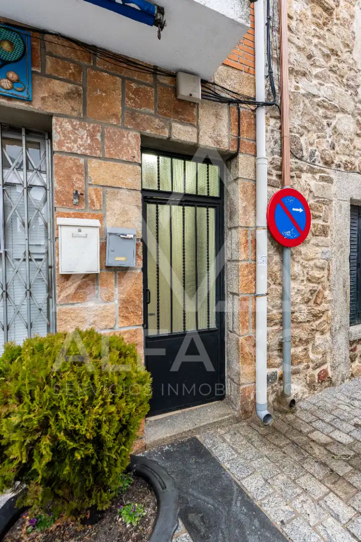 Außenansicht von Wohnung zum Verkauf in Miraflores de la Sierra mit Heizung, Terrasse und Ofen