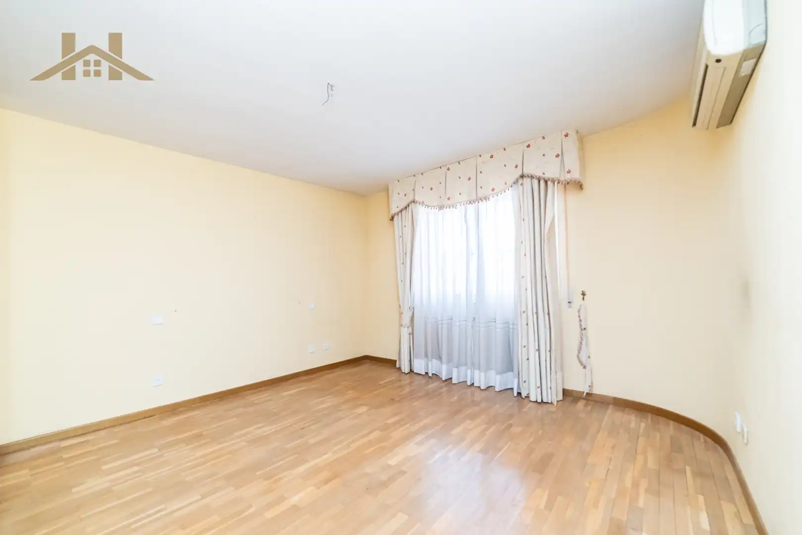 Habitación de Casa adosada en venta en Navalcarnero con Aire acondicionado, Calefacción y Jardín privado