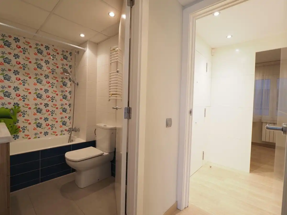 Badezimmer von Wohnung zur Miete in Reus mit Klimaanlage, Heizung und Parkett