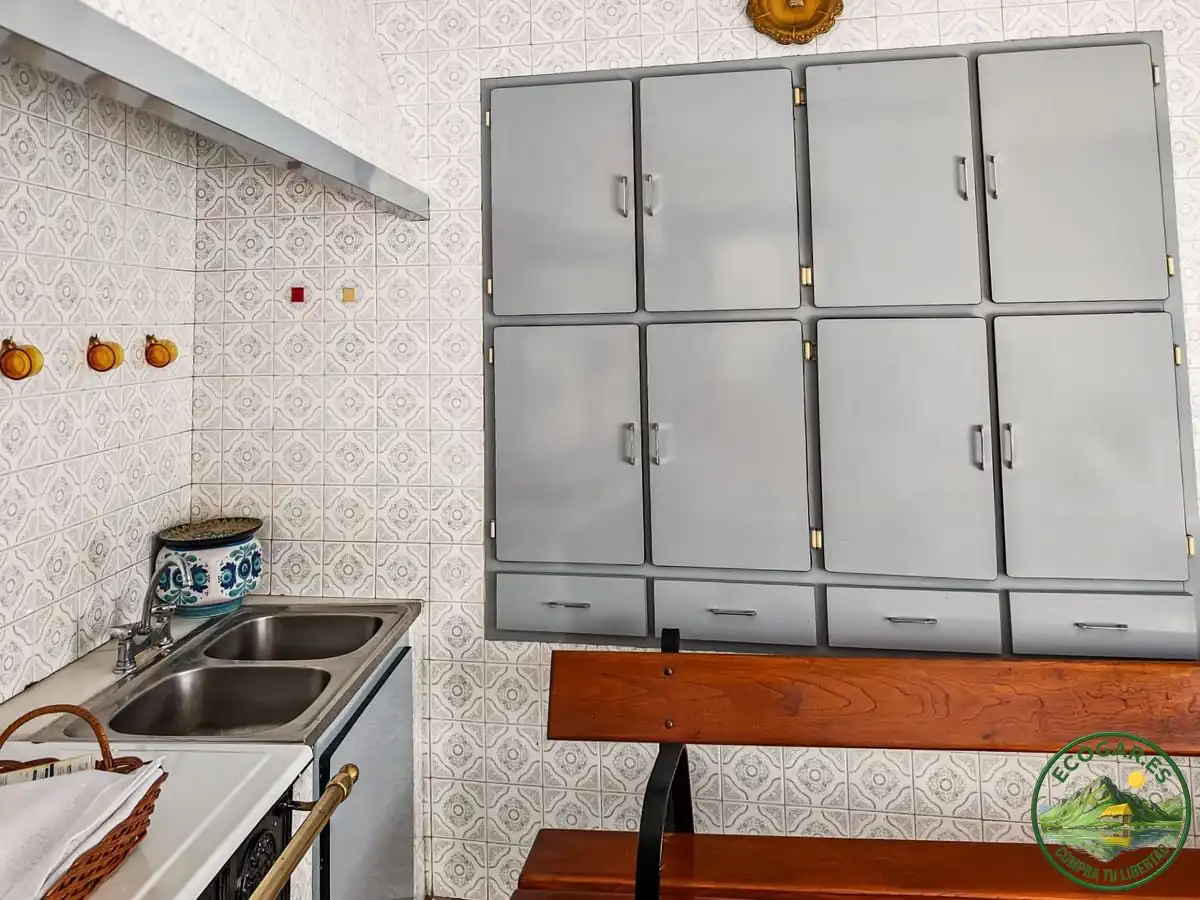 Cuina de Casa o xalet en venda en Vega de Valcarce amb Calefacció, Jardí privat i Parquet